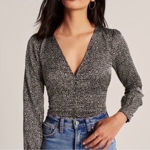 Abercrombie & Fitch Black and White V-Neck Long Sleeve Top